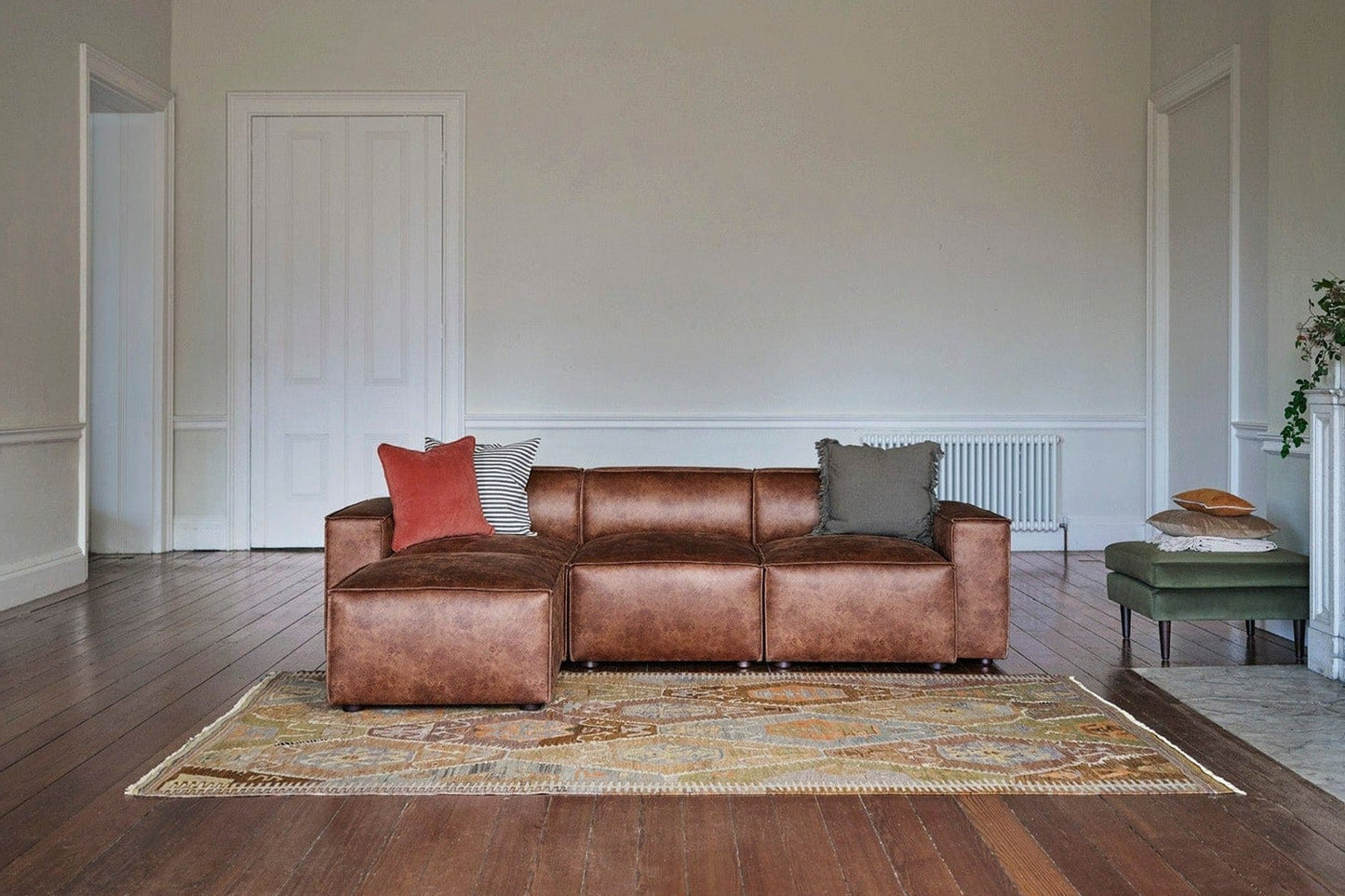 Dreisitzer-Sofa Model 03 mit Chaiselongue links, Kastanienbraun