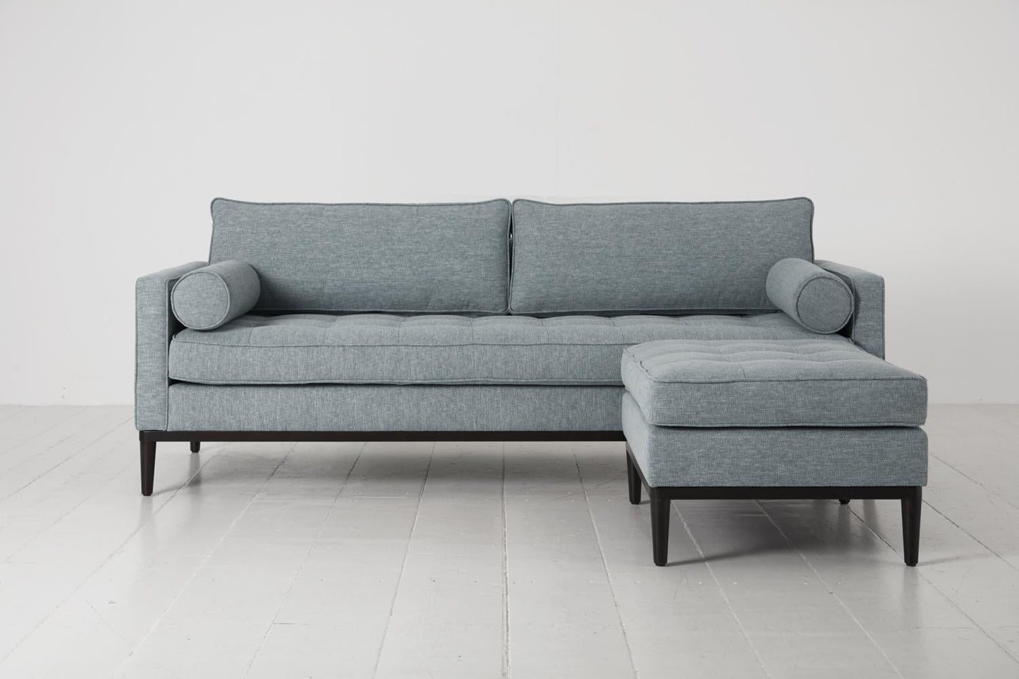 Model 02 Dreisizter Sofa mit Hocker, Meerglasblau