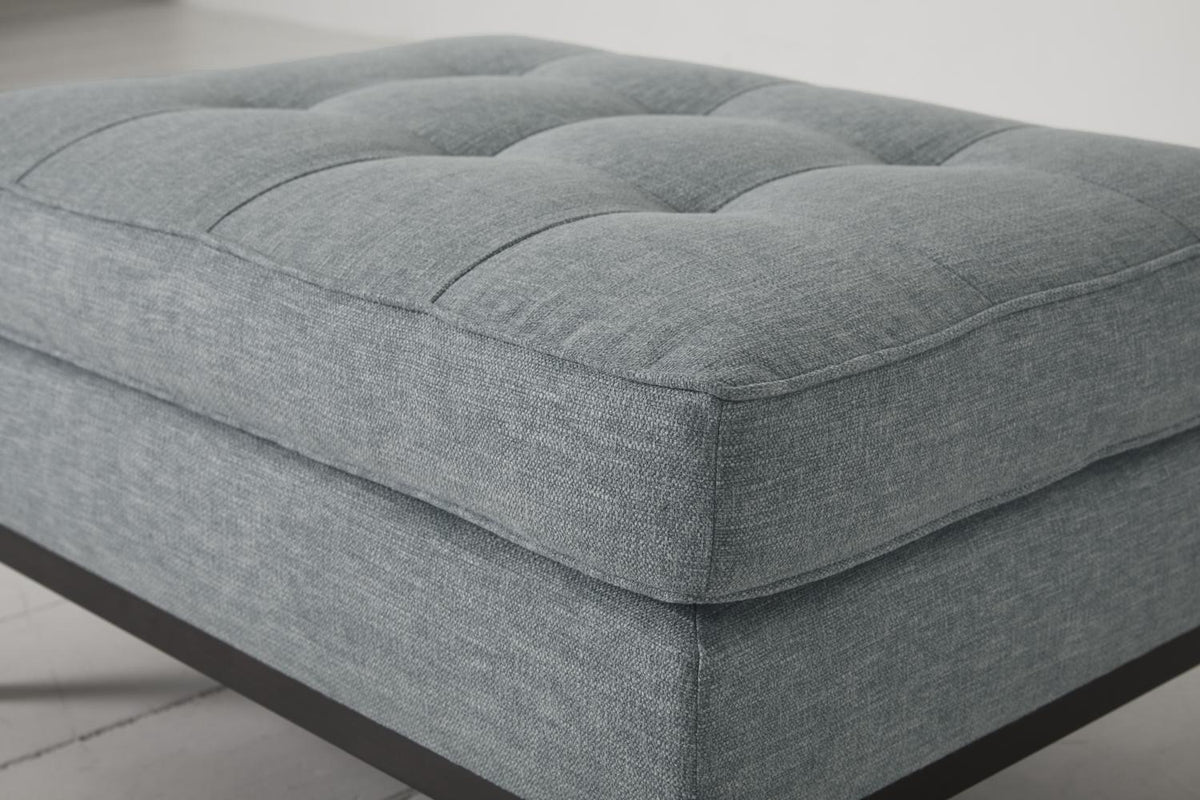 Polsterhocker Model 02, Meerglasblau
