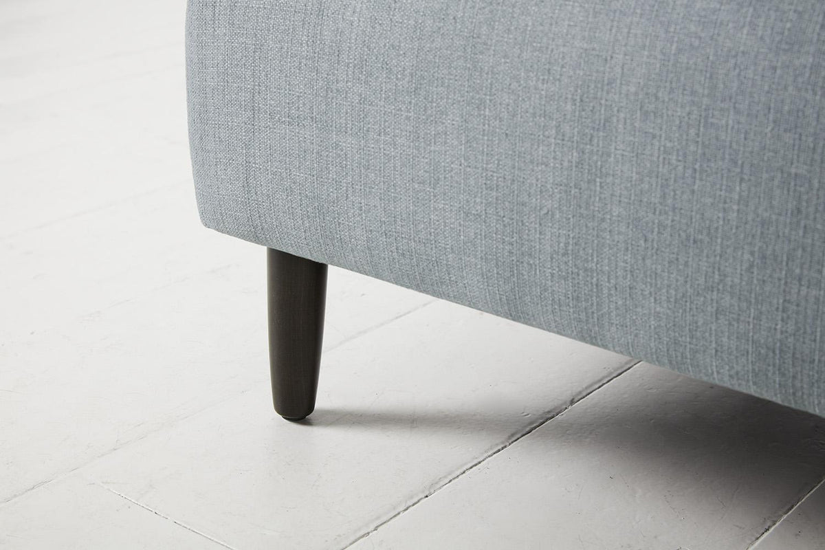Model 05 Dreisizter Sofa mit Hocker, Meerglasblau