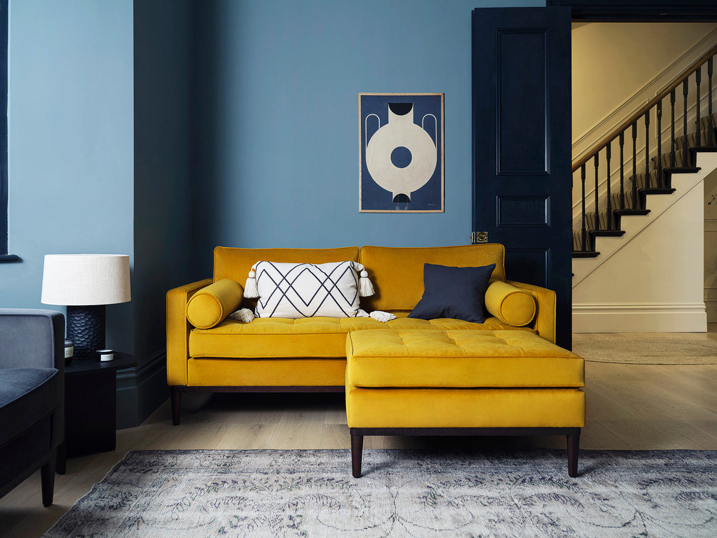 Model 02 Zweisitzer Sofa mit Hocker, Senfgelb