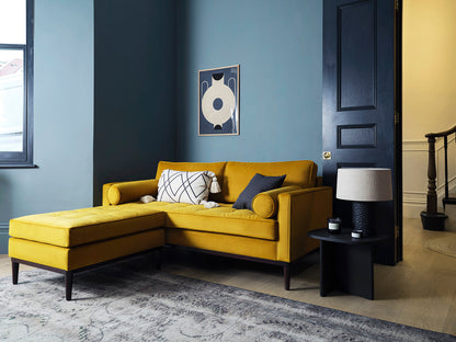 Model 02 Zweisitzer Sofa mit Hocker, Senfgelb
