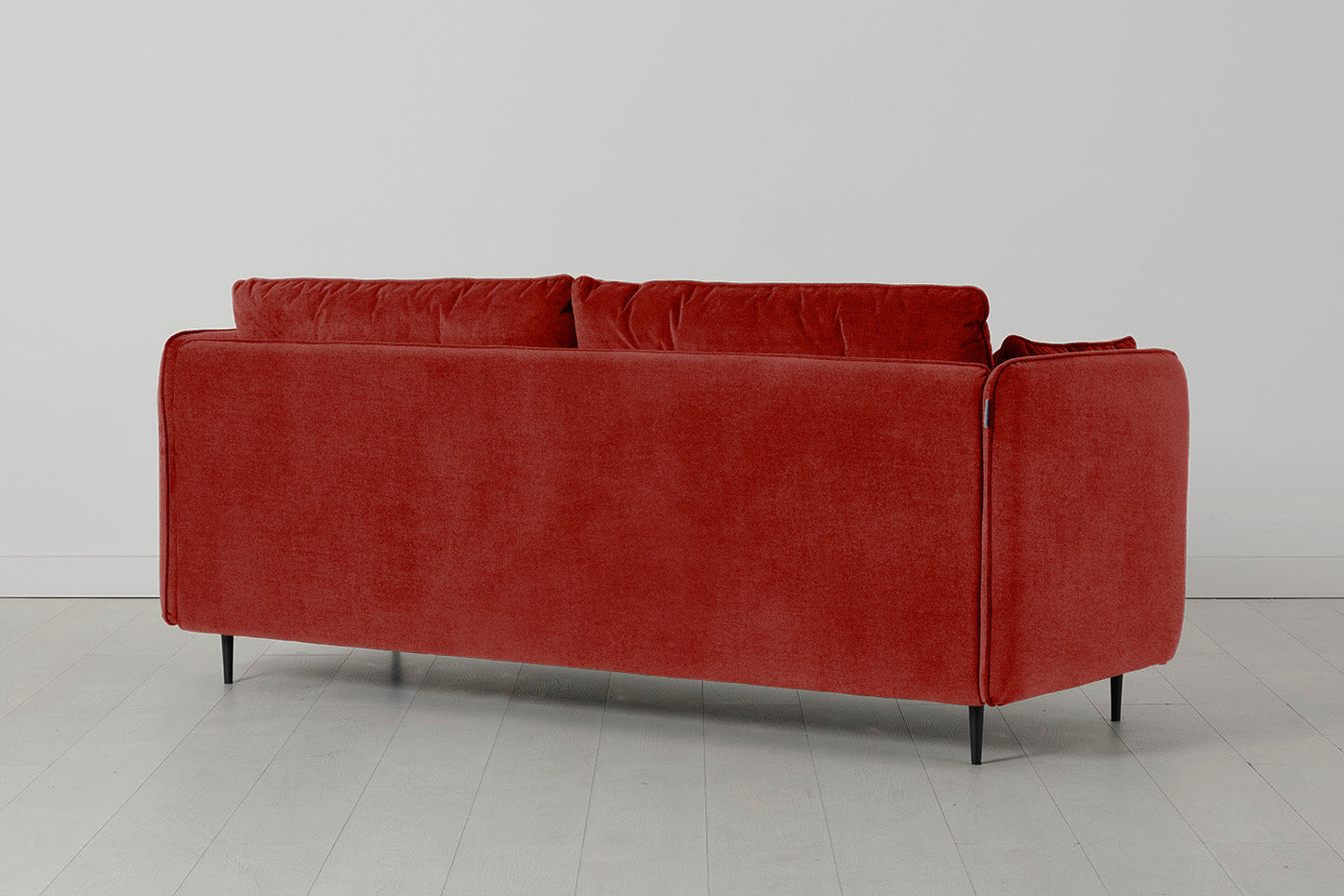 Model 19 Dreisitzer-Sofa mit Polsterhocker, Harissarot
