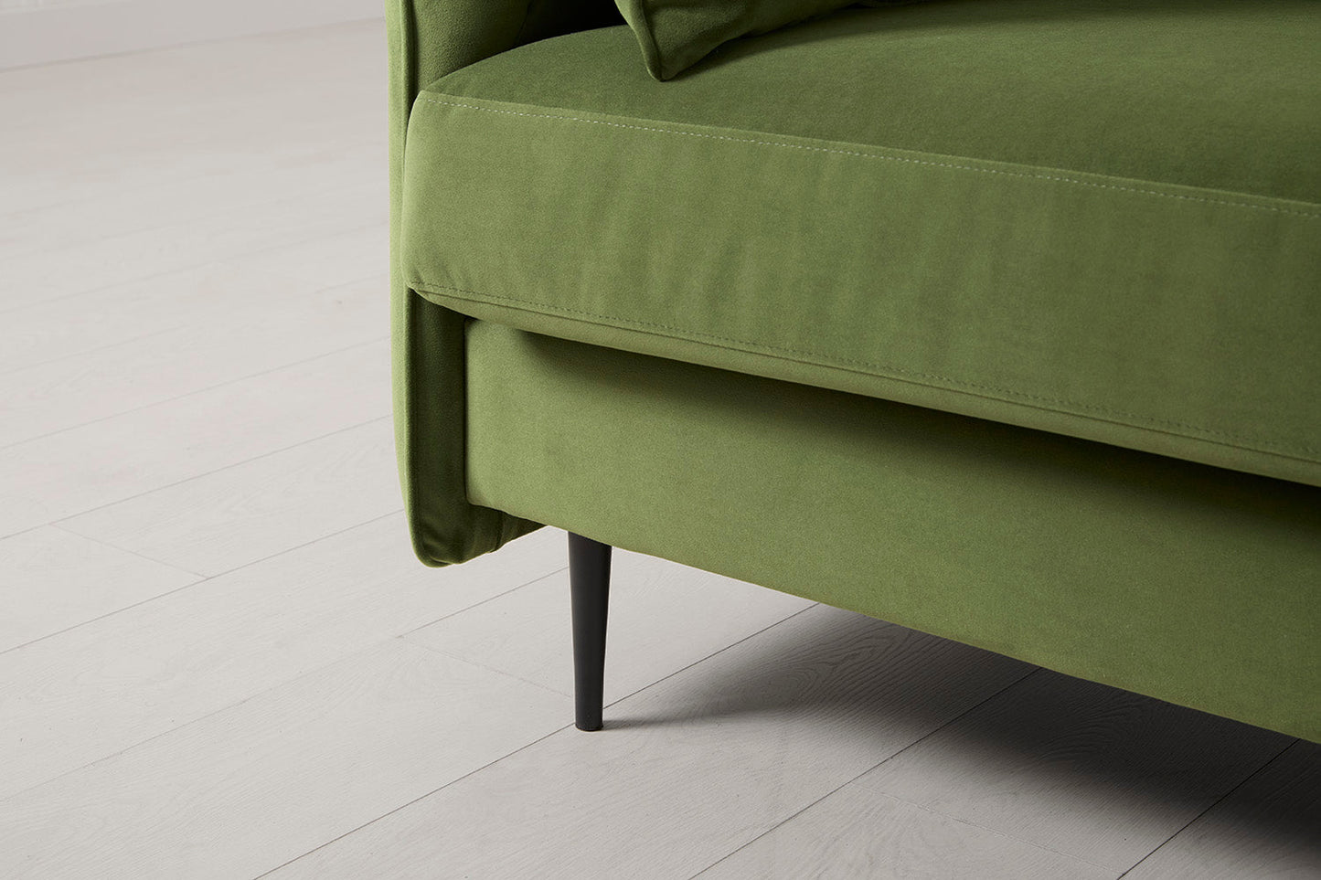 Model 19 Zweisitzer-Sofa mit Polsterhocker, Laubgrün