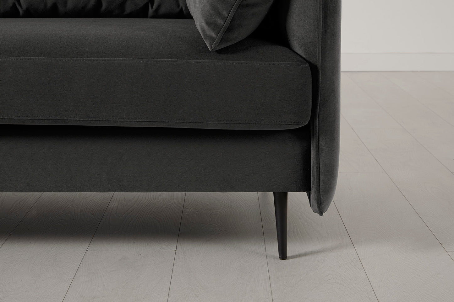 Model 19 Zweisitzer-Sofa mit Polsterhocker, Dunkelgrau