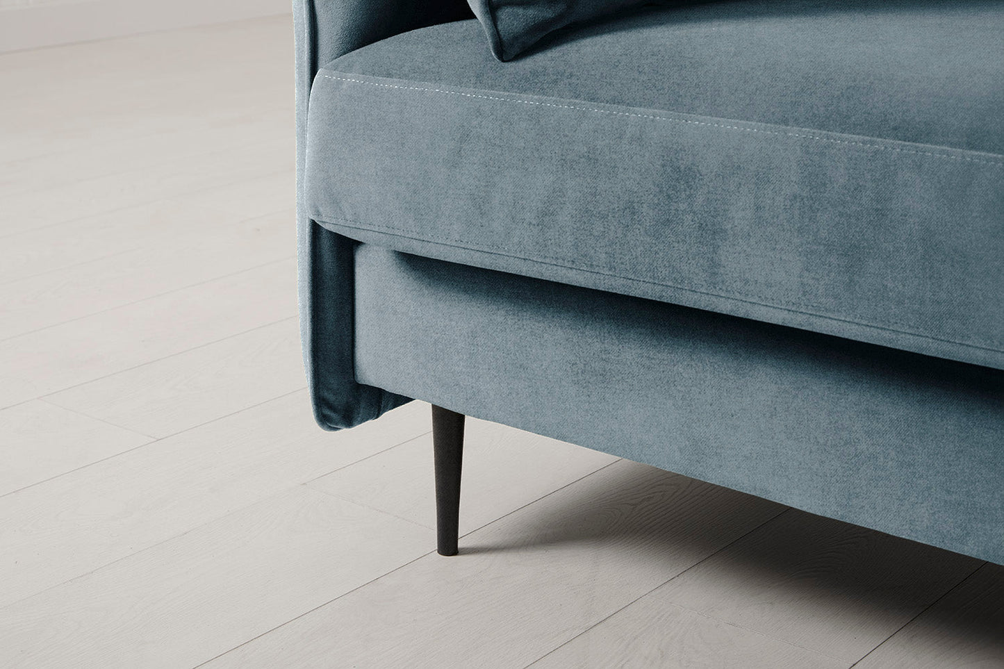 Model 19 Zweisitzer-Sofa mit Polsterhocker, Wasserblau