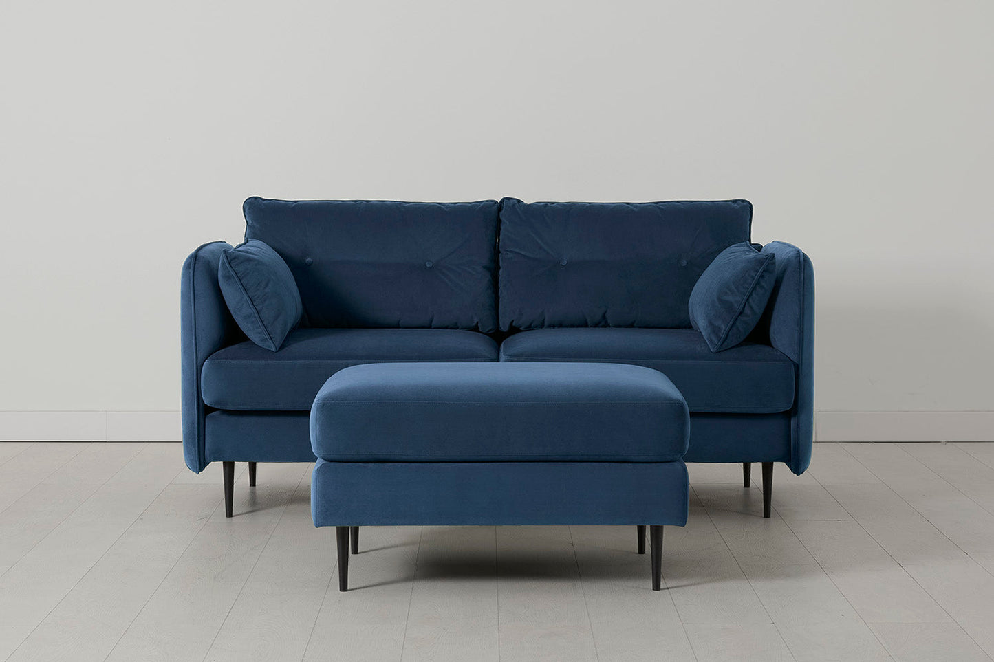 Model 19 Zweisitzer-Sofa mit Polsterhocker, Blaugrün