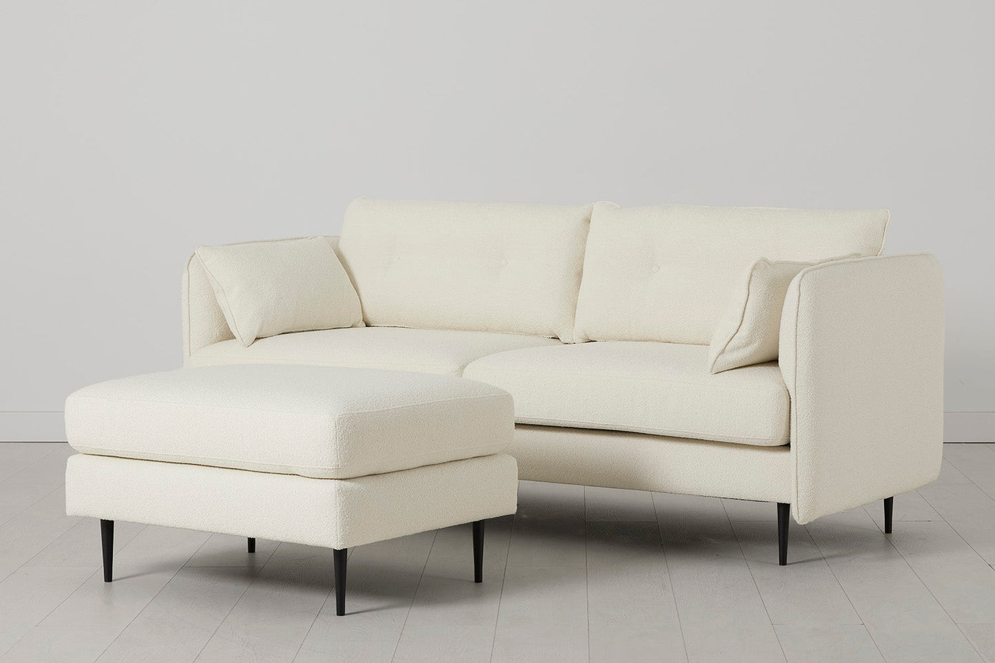 Model 19 Dreisitzer-Sofa mit Polsterhocker, Elfenbeinfarbe