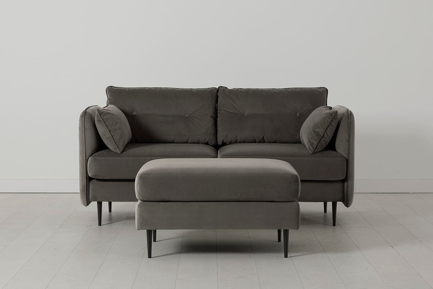 Model 19 Zweisitzer-Sofa mit Polsterhocker, Elefantengrau