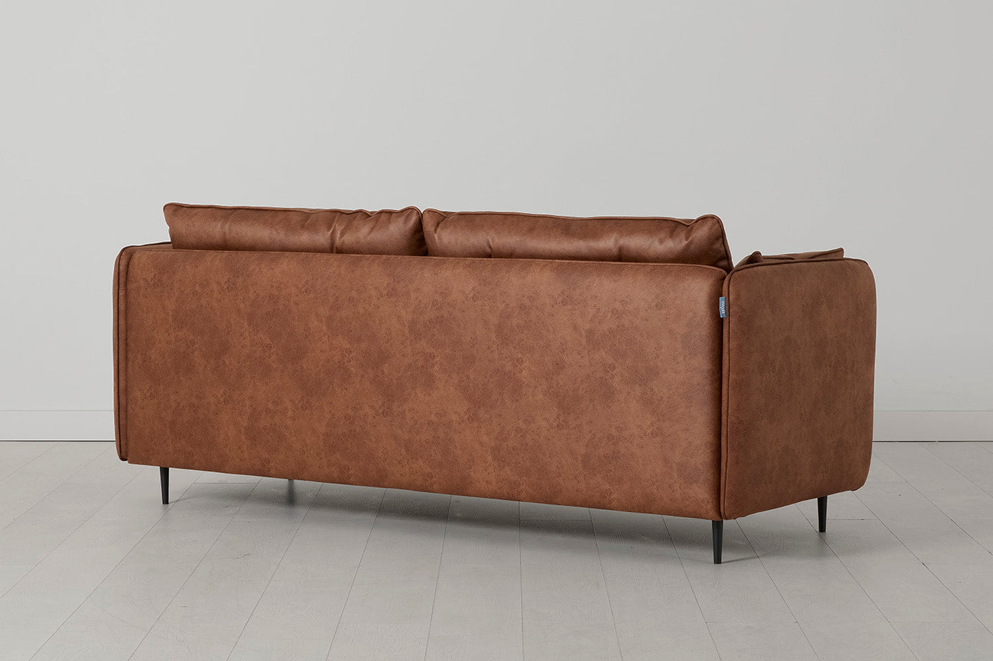 Model 19 Dreisitzer-Sofa mit Polsterhocker, Kastanienbraun