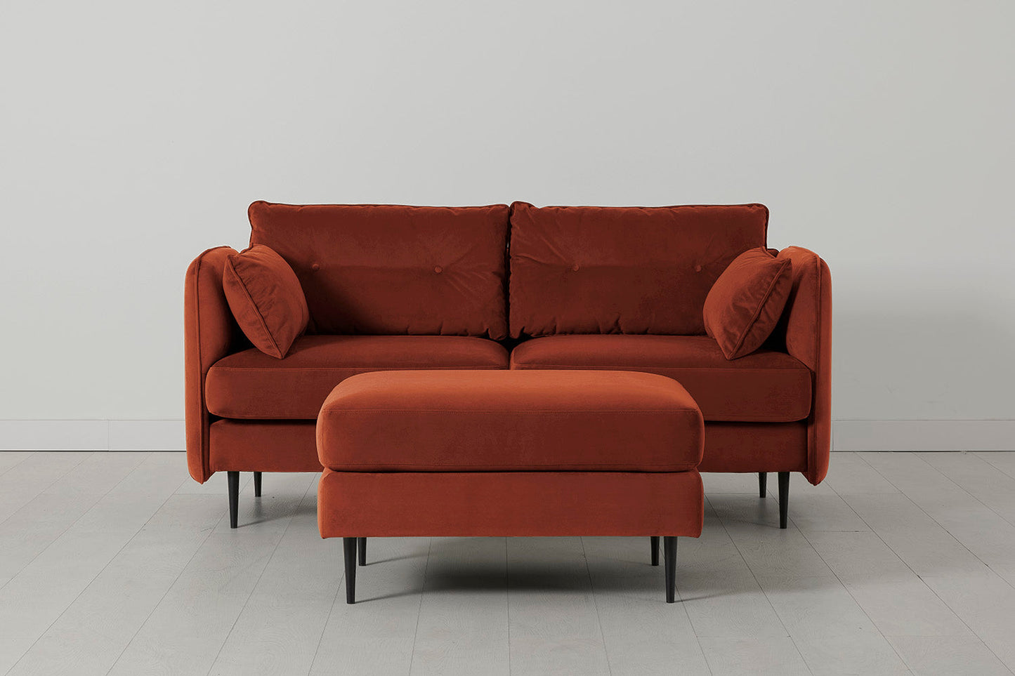 Model 19 Zweisitzer-Sofa mit Polsterhocker, Ziegelrot