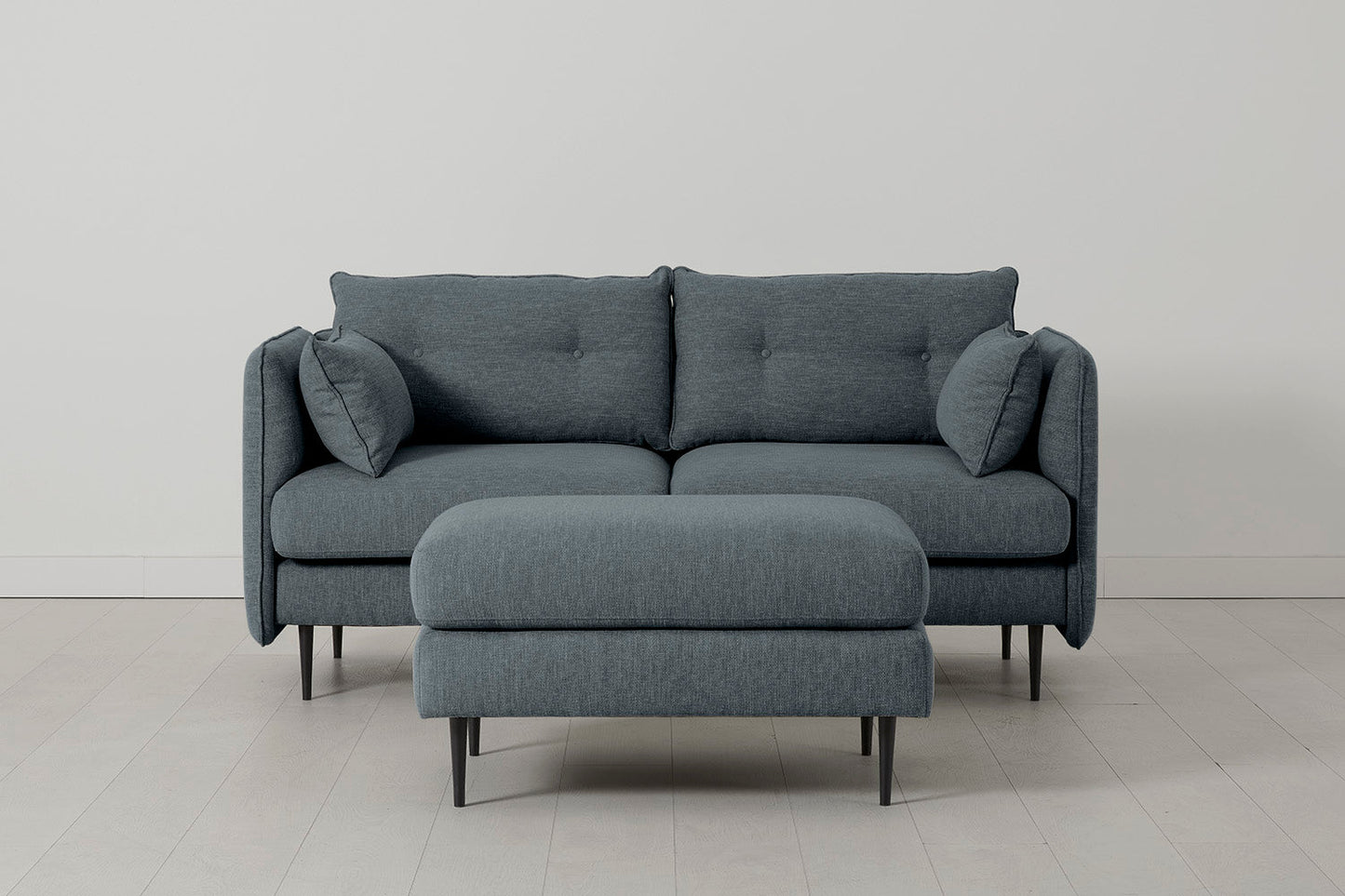 Model 19 Zweisitzer-Sofa mit Polsterhocker, Meeresblau
