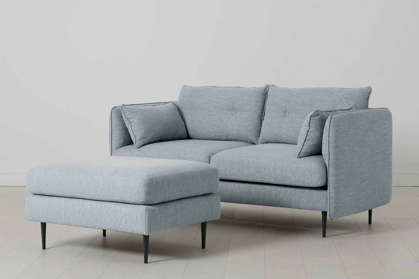 Model 19 Zweisitzer-Sofa mit Polsterhocker, Meerglasblau