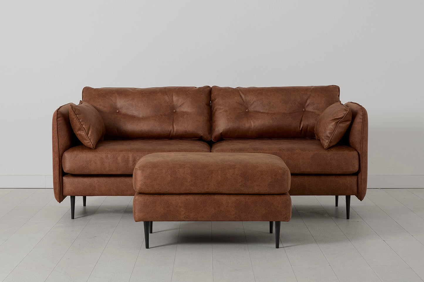 Model 19 Dreisitzer-Sofa mit Polsterhocker, Kastanienbraun