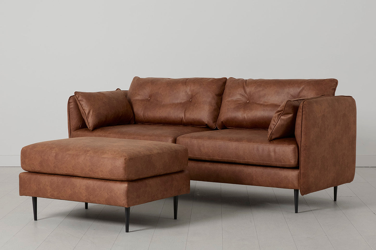Model 19 Dreisitzer-Sofa mit Polsterhocker, Kastanienbraun