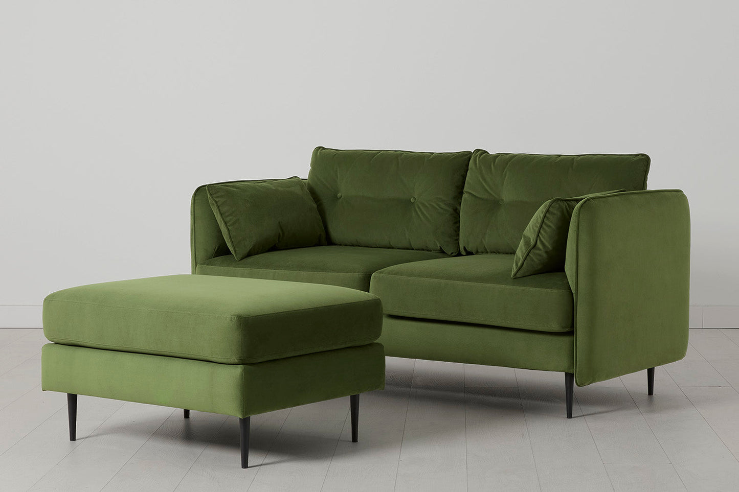 Model 19 Zweisitzer-Sofa mit Polsterhocker, Laubgrün
