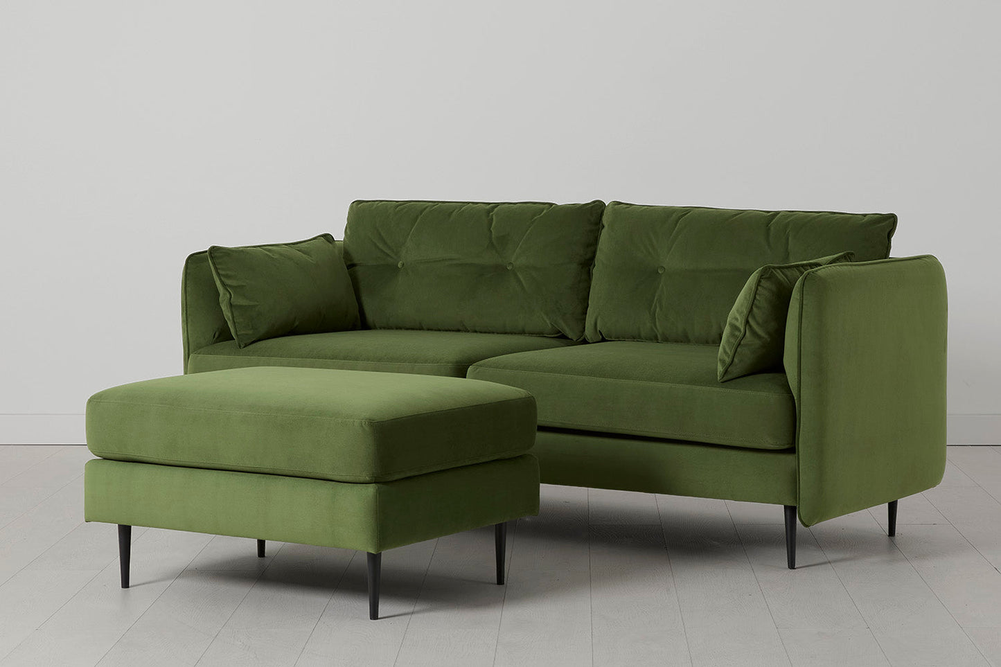Model 19 Dreisitzer-Sofa mit Polsterhocker, Laubgrün