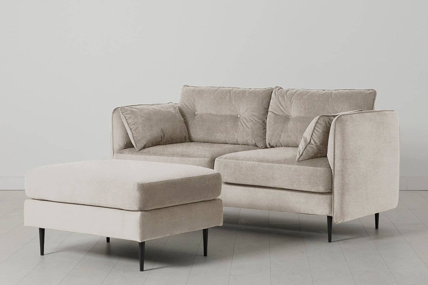 Model 19 Zweisitzer-Sofa mit Polsterhocker, Kreideweiß