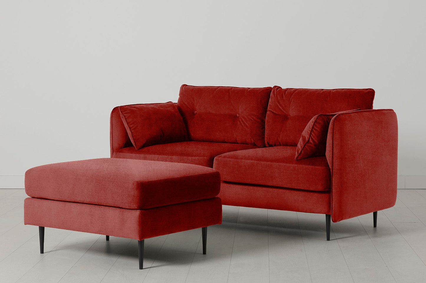 Model 19 Zweisitzer-Sofa mit Polsterhocker, Harissarot