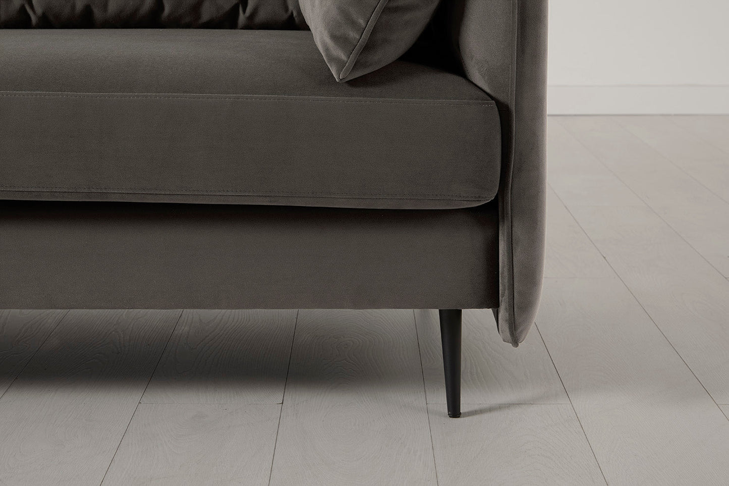 Model 19 Zweisitzer-Sofa mit Polsterhocker, Elefantengrau