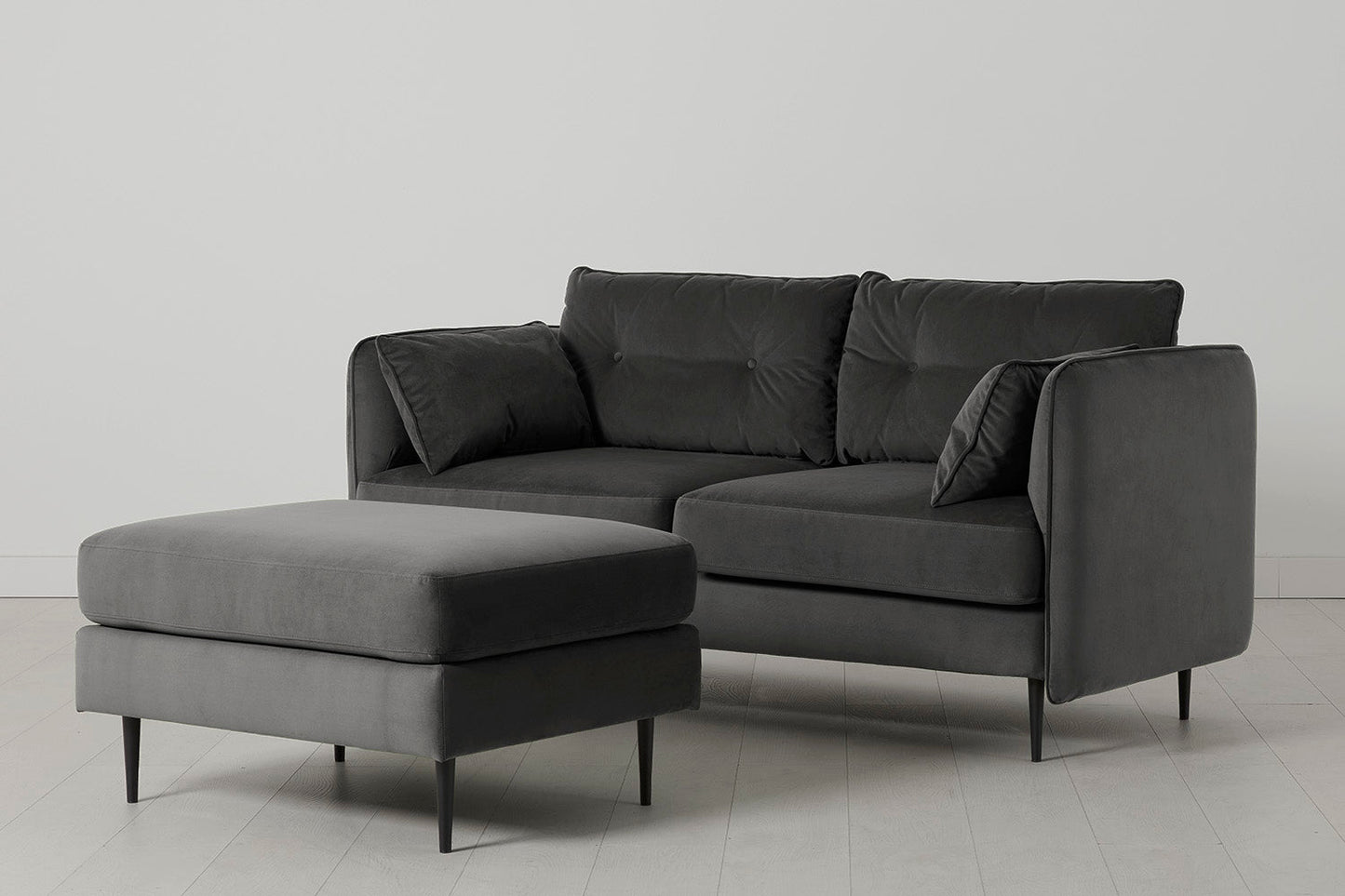 Model 19 Zweisitzer-Sofa mit Polsterhocker, Dunkelgrau