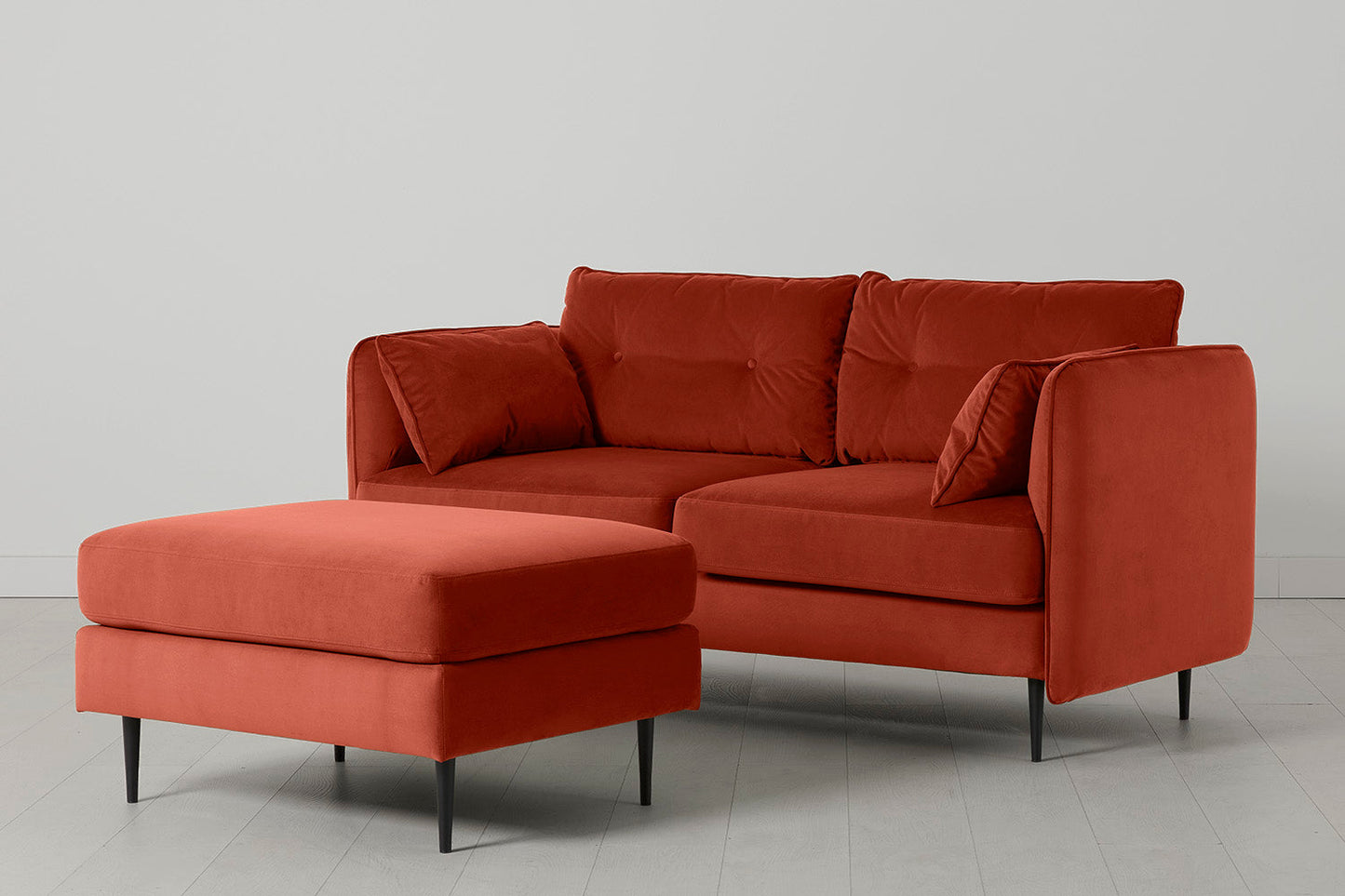 Model 19 Zweisitzer-Sofa mit Polsterhocker, Paprikarot