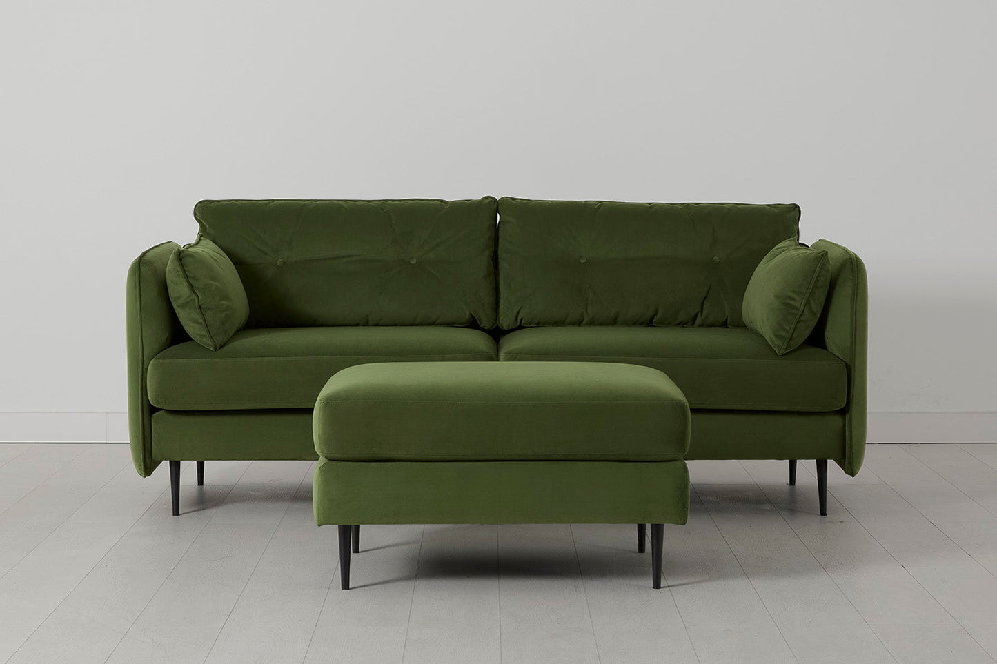 Model 19 Dreisitzer-Sofa mit Polsterhocker, Laubgrün