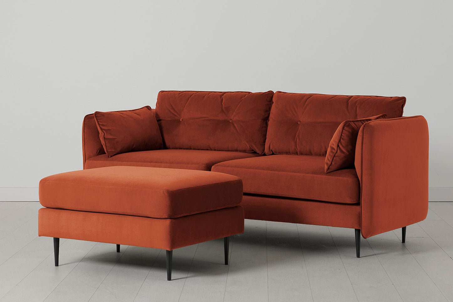 Model 19 Dreisitzer-Sofa mit Polsterhocker, Ziegelrot