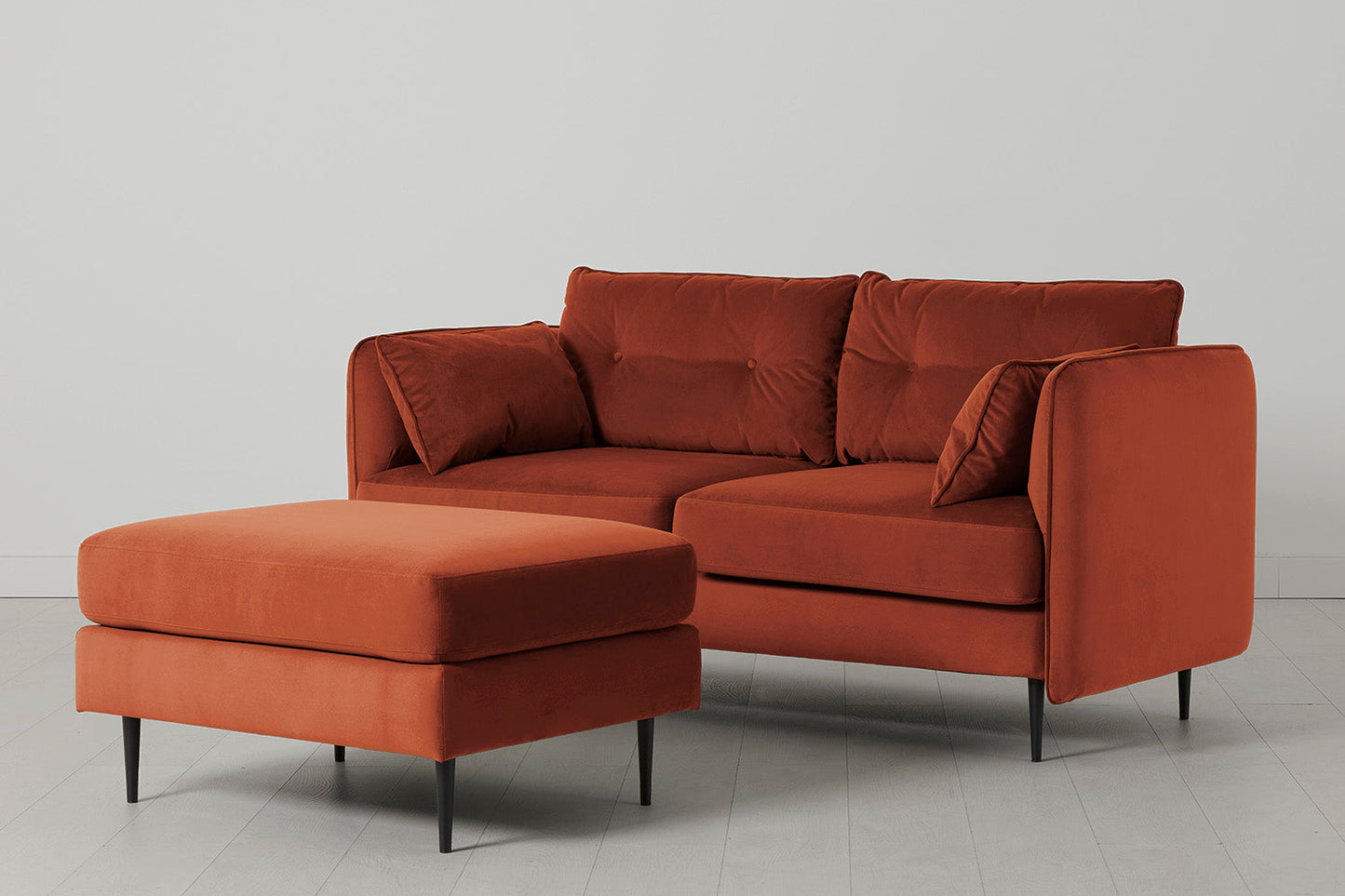 Model 19 Zweisitzer-Sofa mit Polsterhocker, Ziegelrot