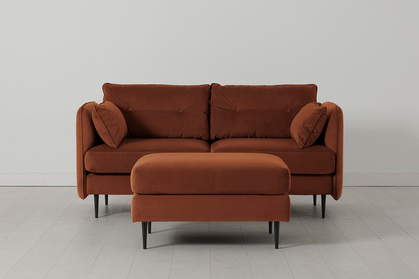 Model 19 Zweisitzer-Sofa mit Polsterhocker, Umbrabraun