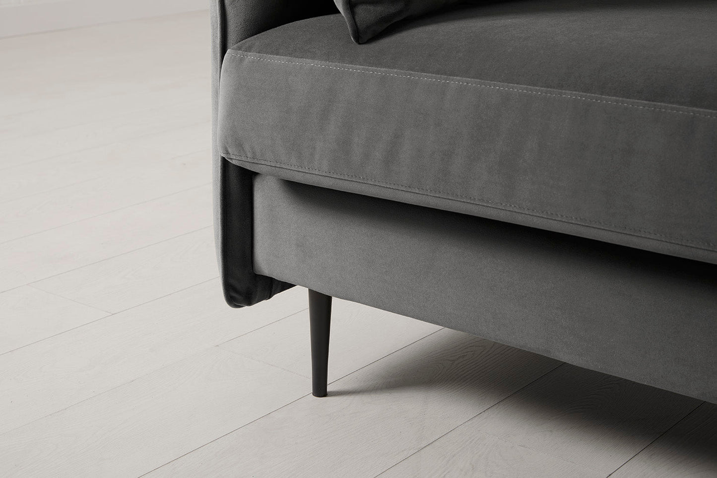 Model 19 Zweisitzer-Sofa mit Polsterhocker, Dunkelgrau