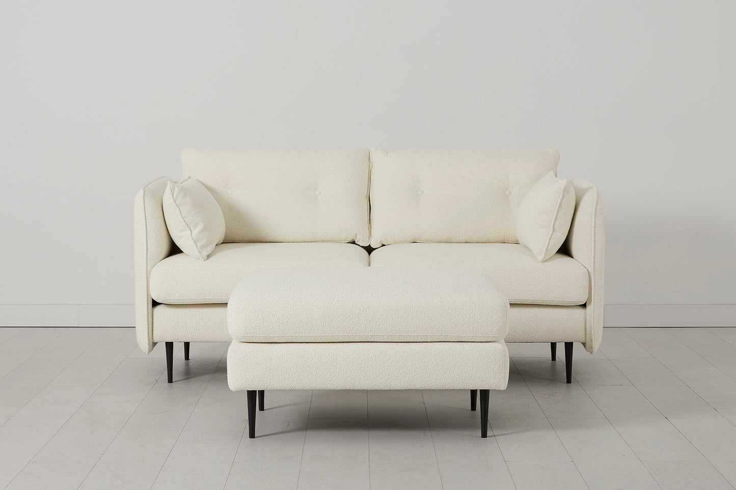 Model 19 Zweisitzer-Sofa mit Polsterhocker, Elfenbeinfarbe