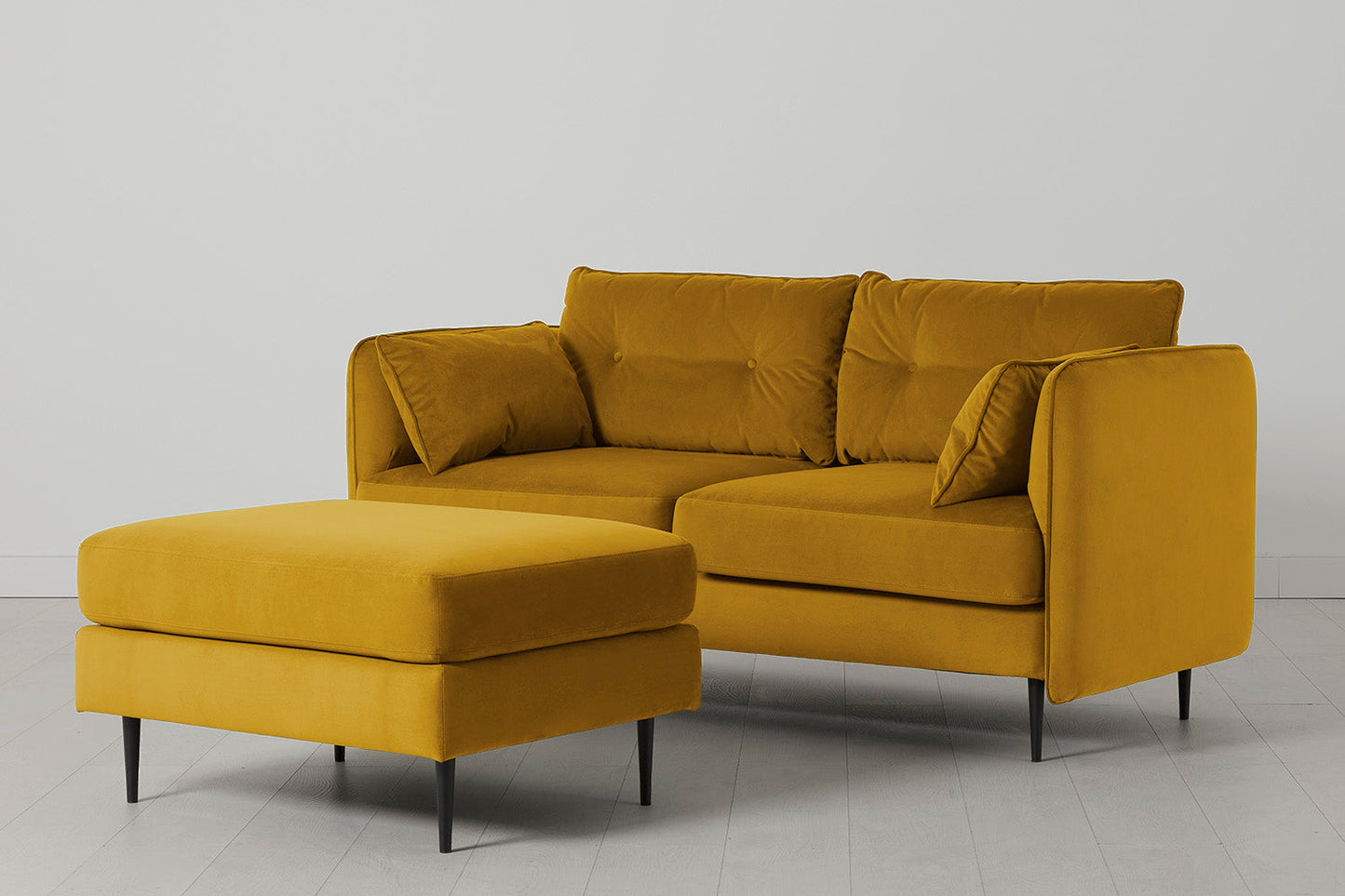 Model 19 Zweisitzer-Sofa mit Polsterhocker, Senfgelb