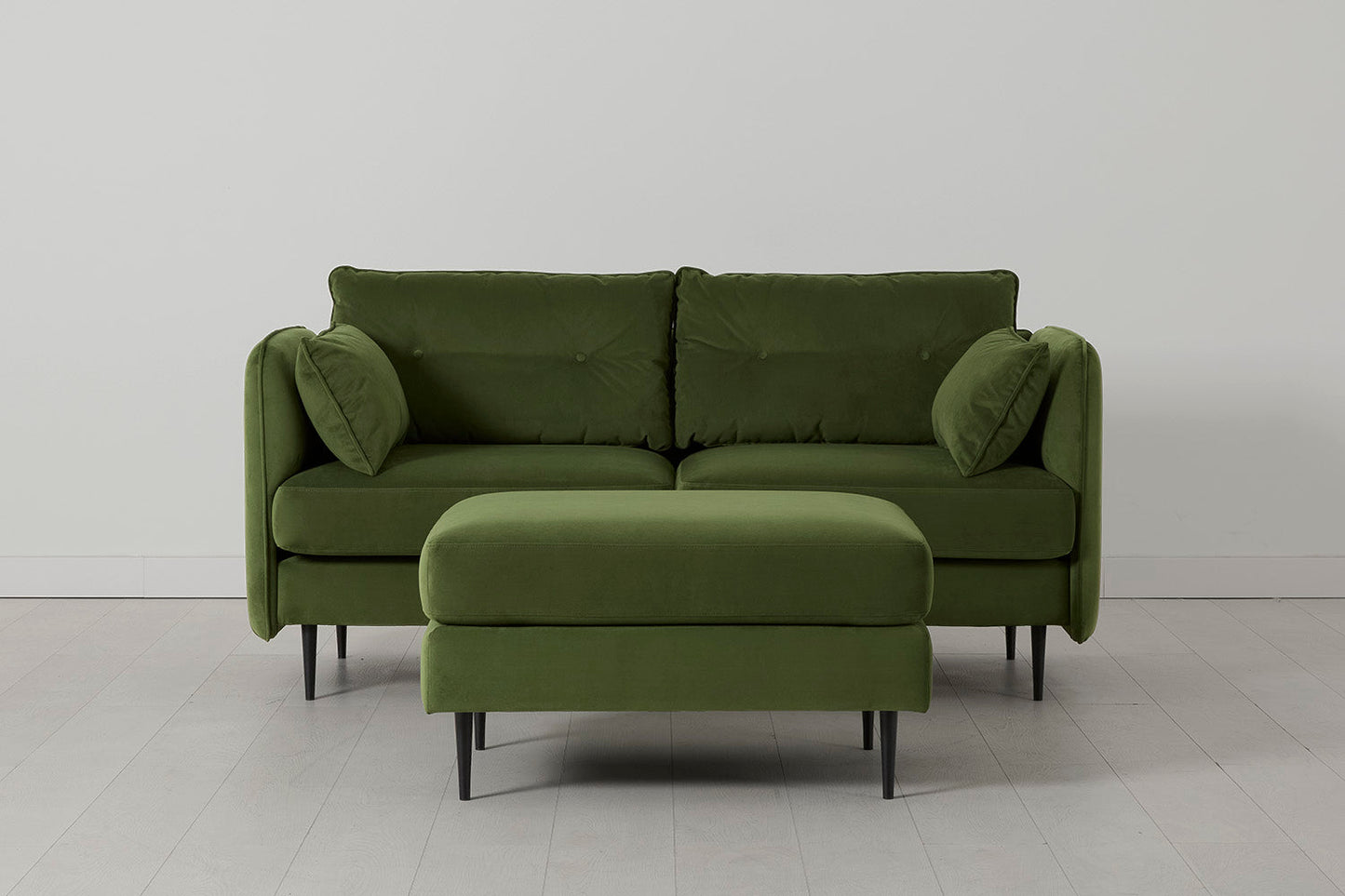 Model 19 Zweisitzer-Sofa mit Polsterhocker, Laubgrün