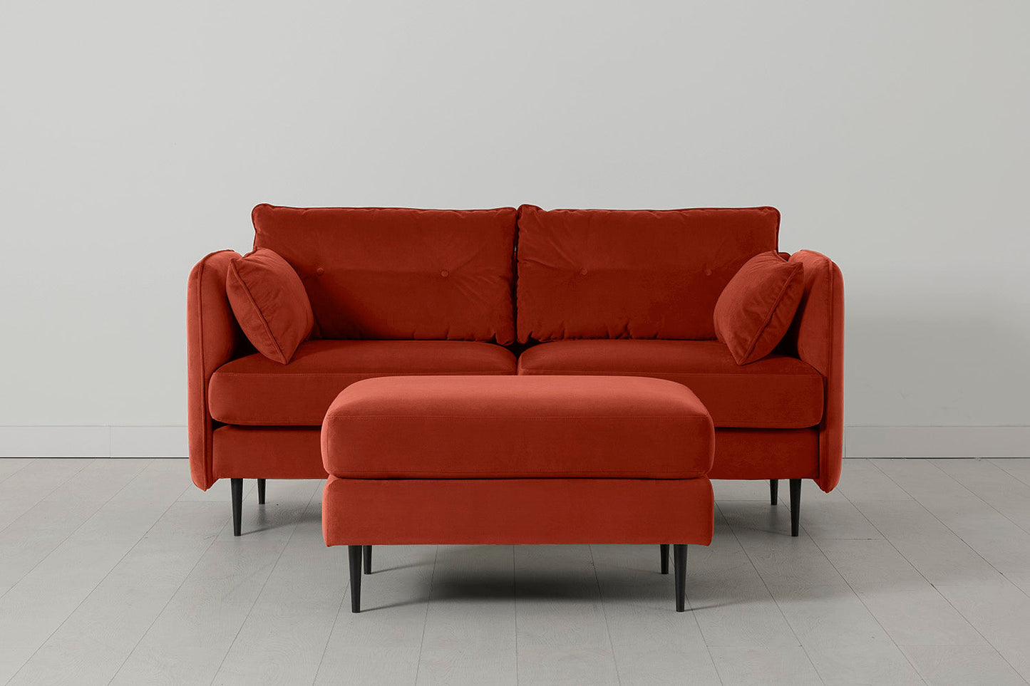Model 19 Zweisitzer-Sofa mit Polsterhocker, Paprikarot