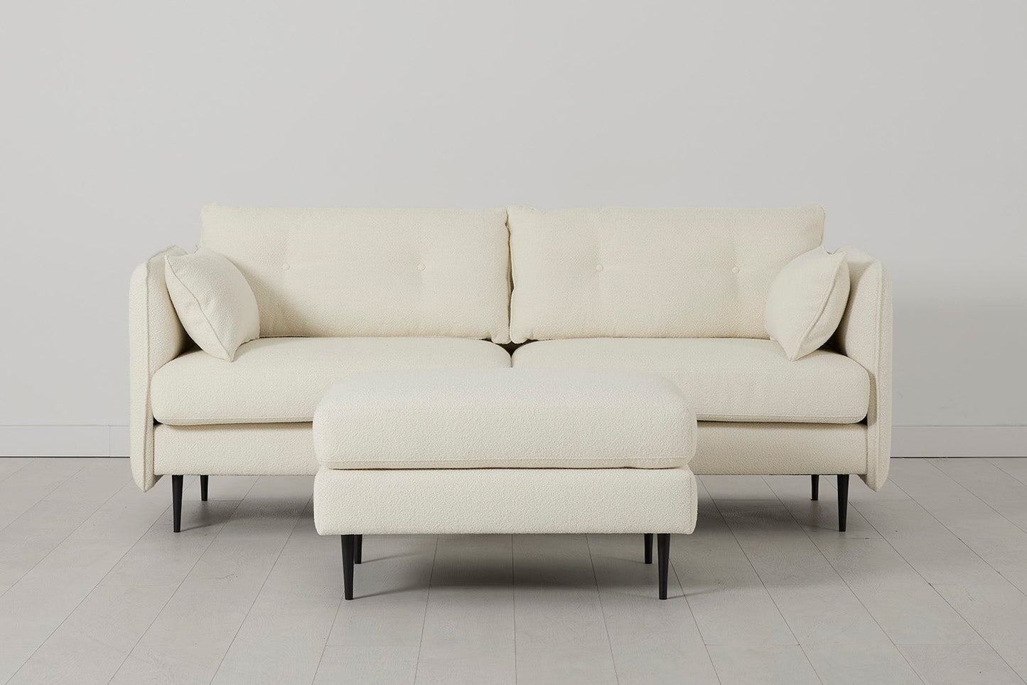 Model 19 Dreisitzer-Sofa mit Polsterhocker, Elfenbeinfarbe