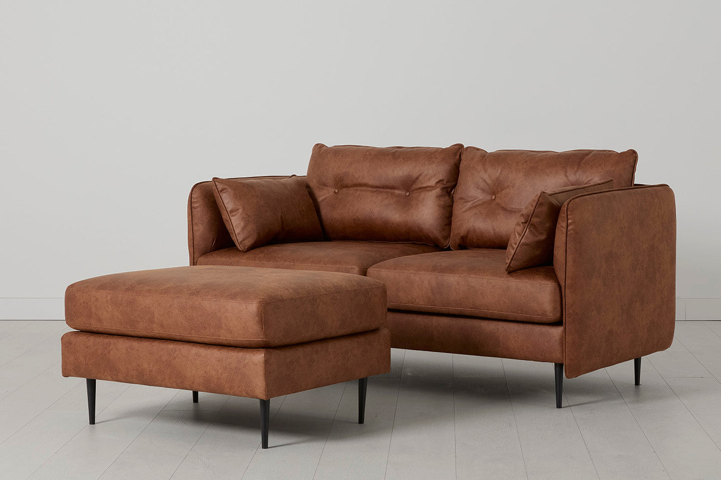 Model 19 Zweisitzer-Sofa mit Polsterhocker, Kastanienbraun