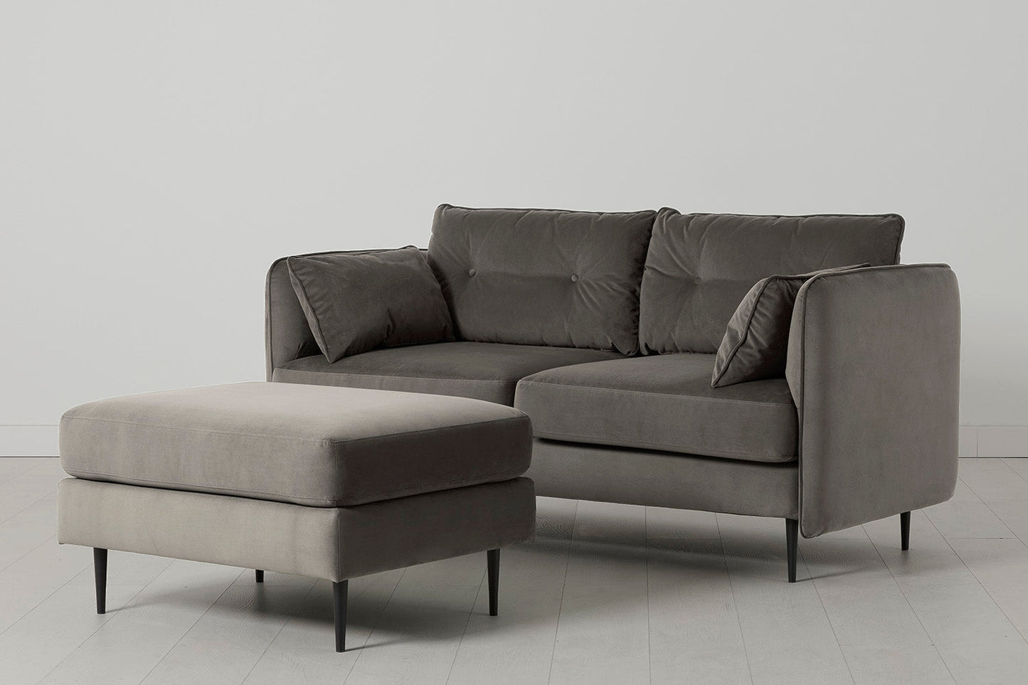 Model 19 Zweisitzer-Sofa mit Polsterhocker, Elefantengrau