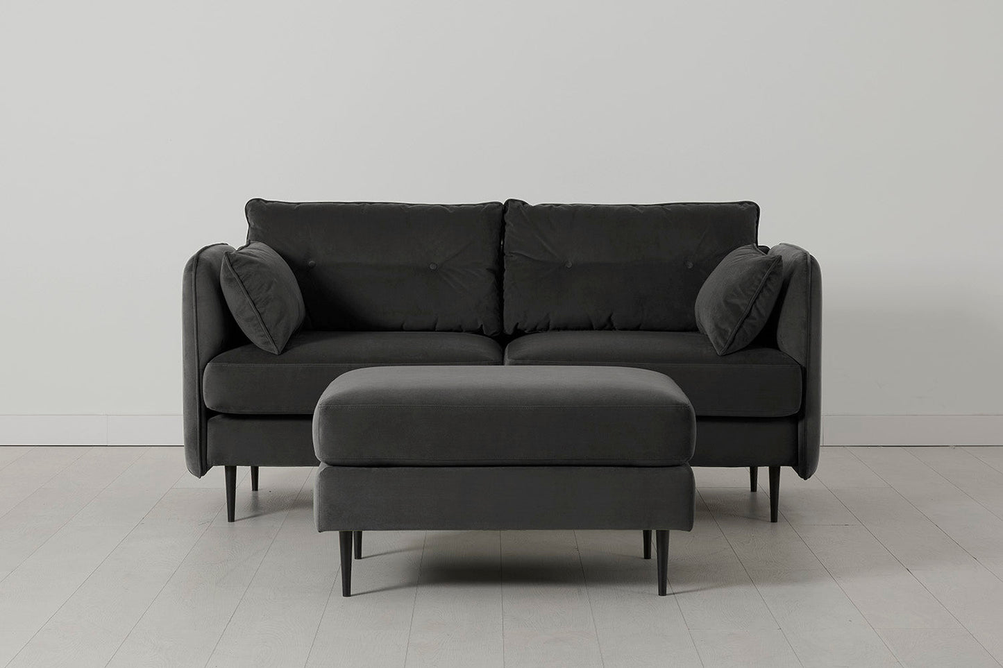 Model 19 Zweisitzer-Sofa mit Polsterhocker, Dunkelgrau