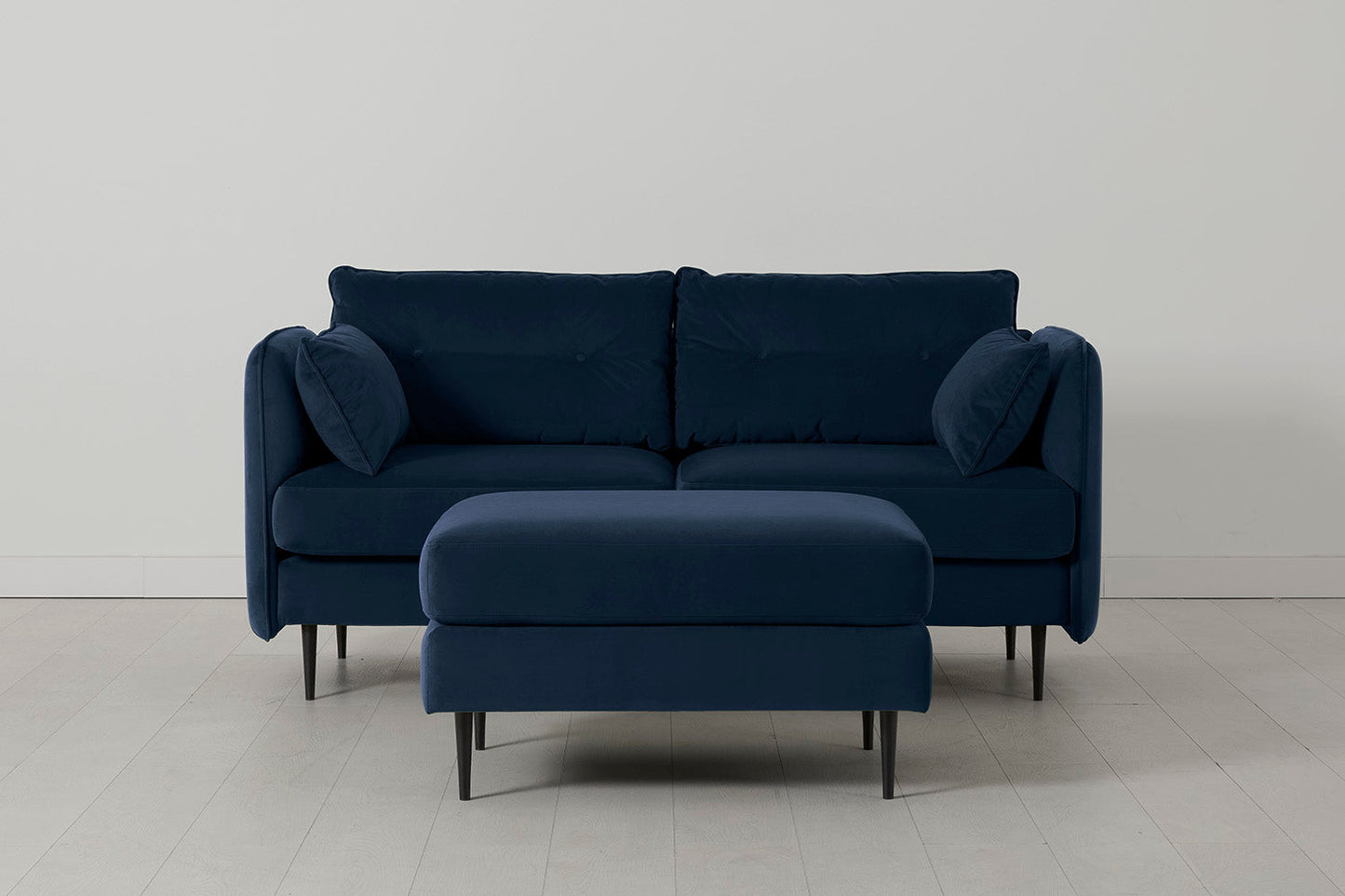 Model 19 Zweisitzer-Sofa mit Polsterhocker, Indigoblau