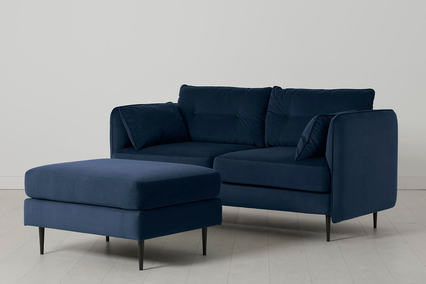 Model 19 Zweisitzer-Sofa mit Polsterhocker, Indigoblau