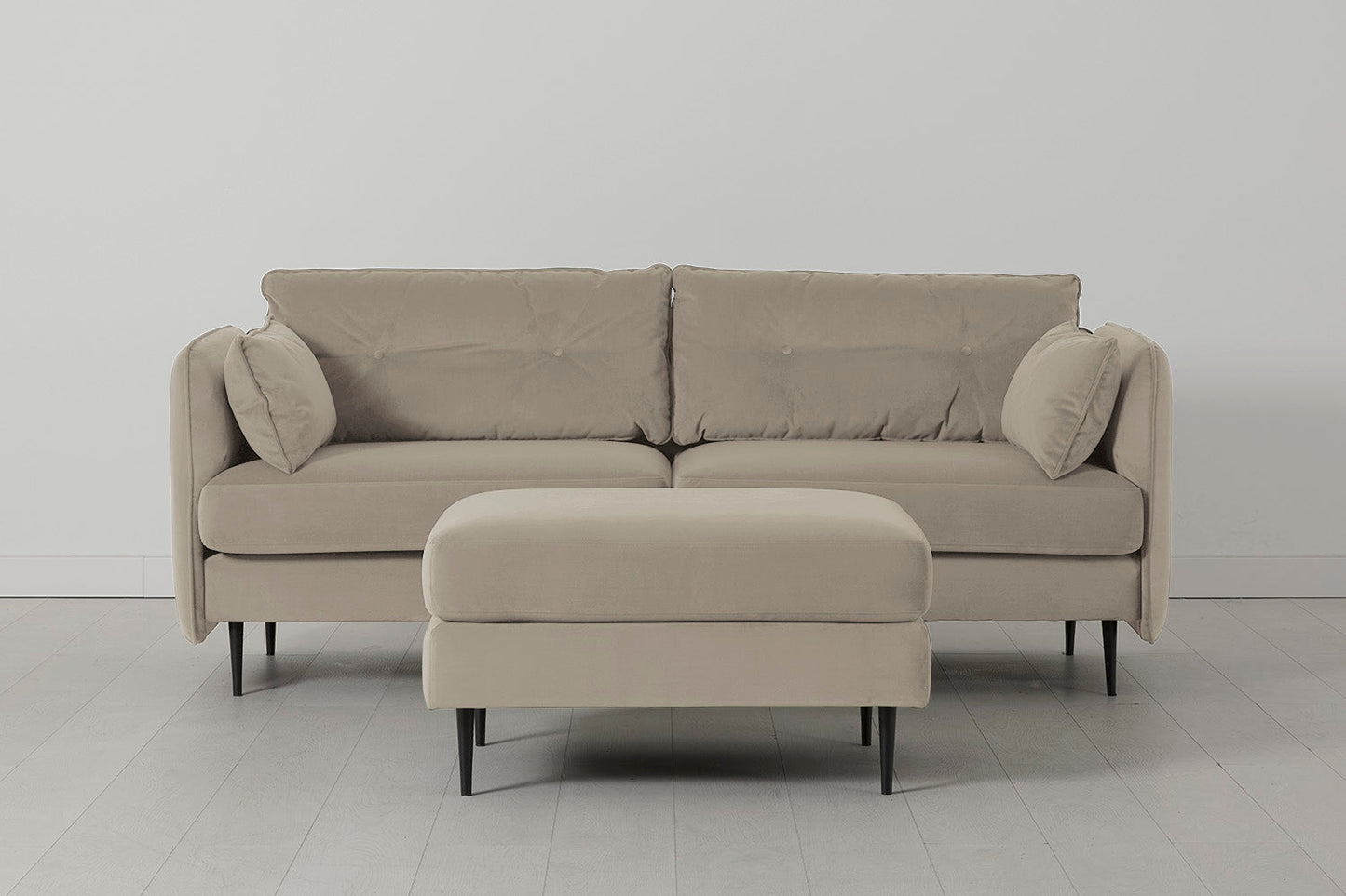 Model 19 Dreisitzer-Sofa mit Polsterhocker, Knochenweiß