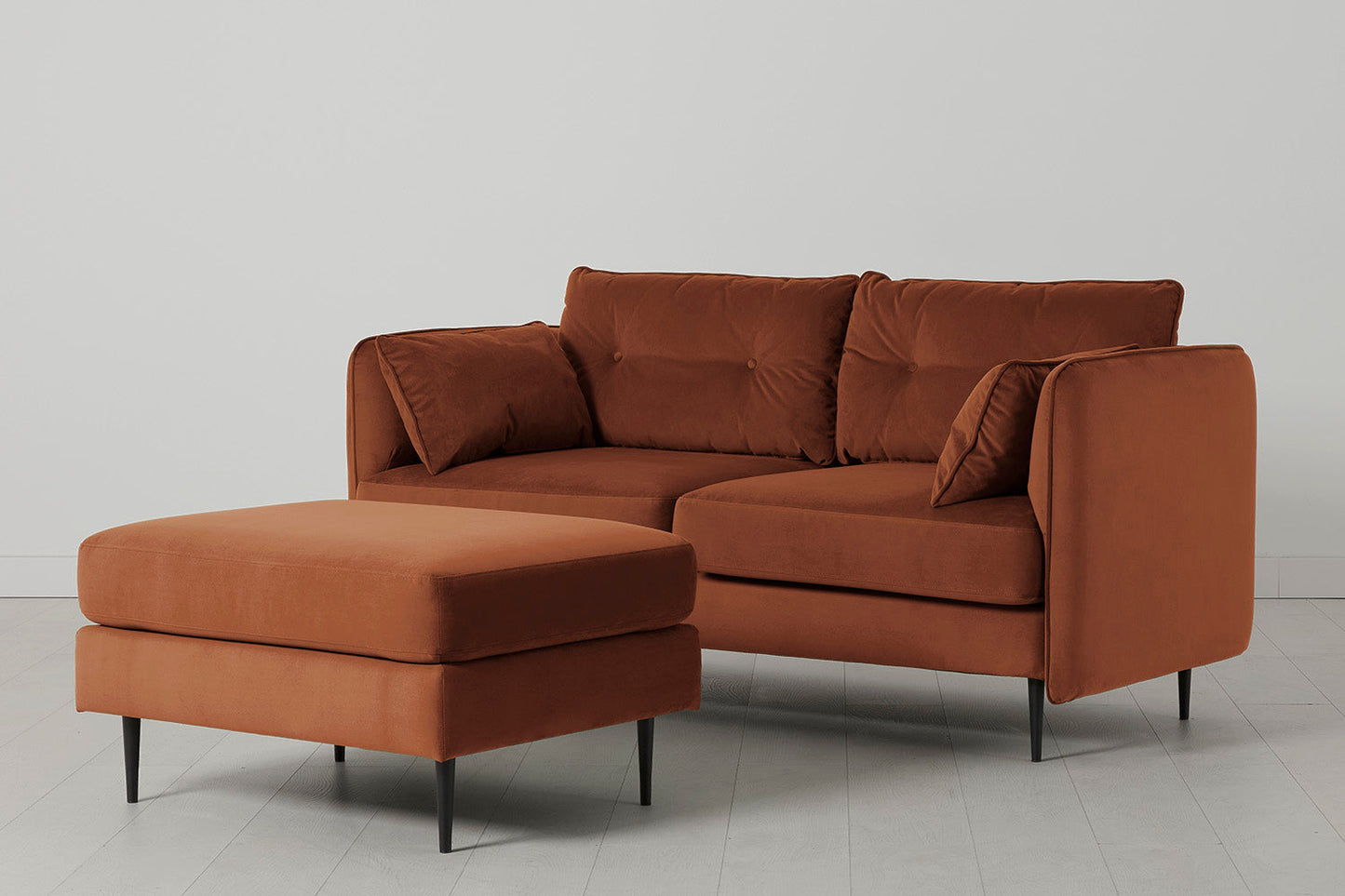 Model 19 Zweisitzer-Sofa mit Polsterhocker, Umbrabraun