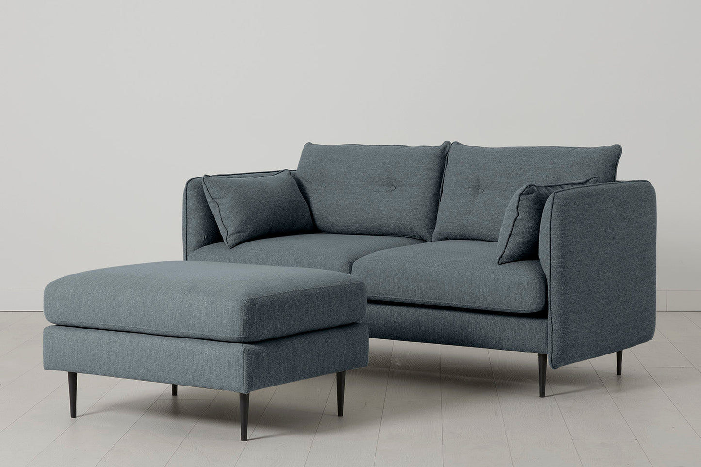 Model 19 Zweisitzer-Sofa mit Polsterhocker, Meeresblau