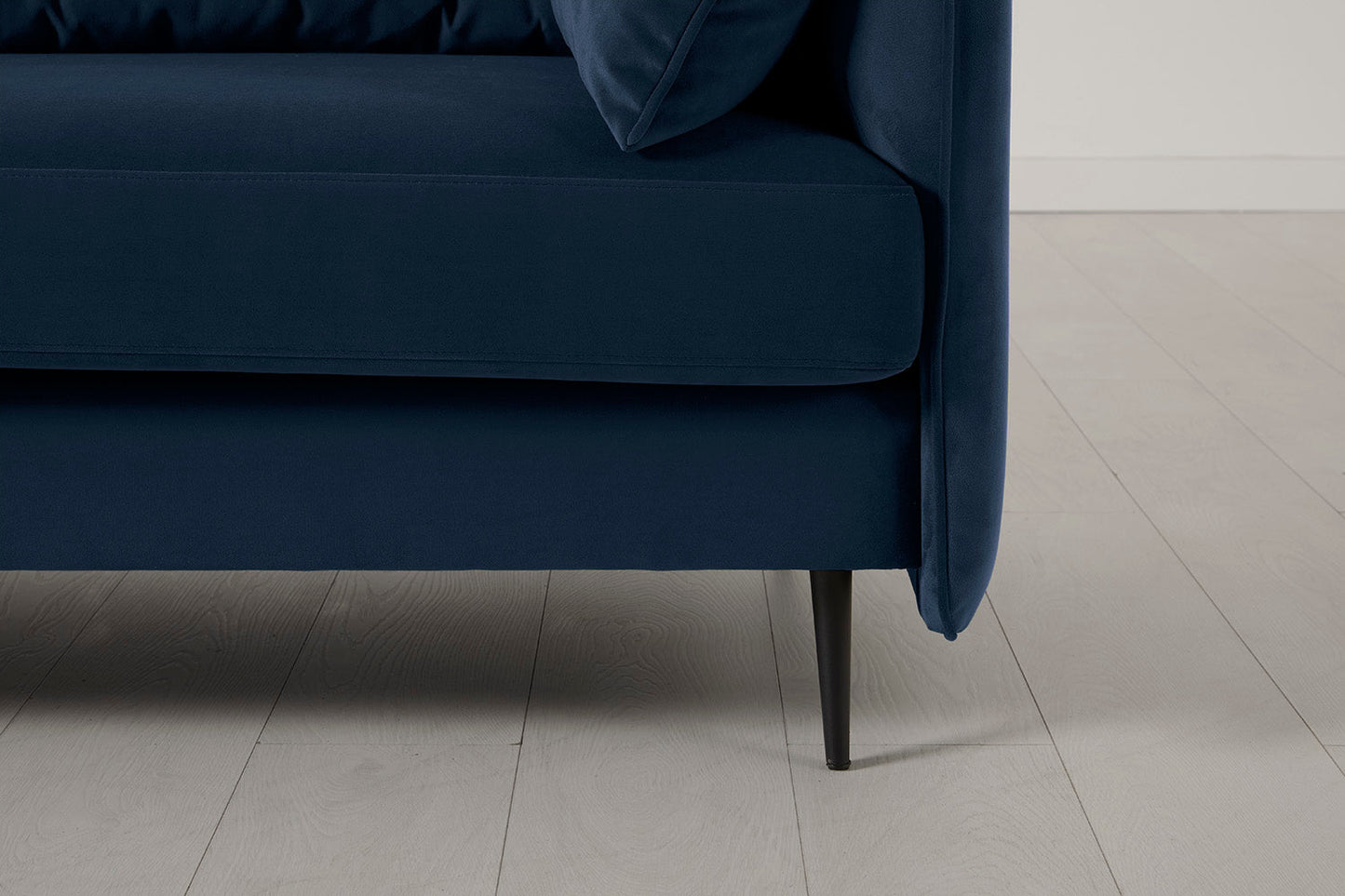 Model 19 Zweisitzer-Sofa mit Polsterhocker, Indigoblau